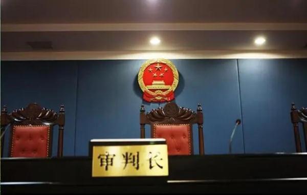 别让我看见老太太告三个儿子是哪集，别让我看见老奶奶告儿子是多少集（老人被行李箱绊倒后去世）