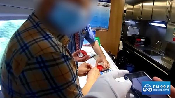 高铁上可以抽烟吗，火车上可以抽烟吗（一男子在高铁上吸烟被行拘）