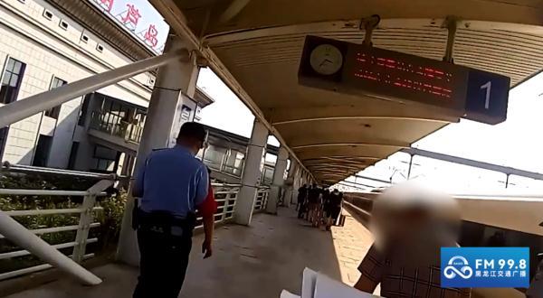 高铁上可以抽烟吗，火车上可以抽烟吗（一男子在高铁上吸烟被行拘）