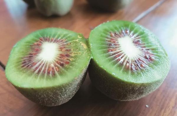 绿果是猕猴桃吗，猕猴桃和绿果有什么区别（红心猕猴桃迎来丰收季）