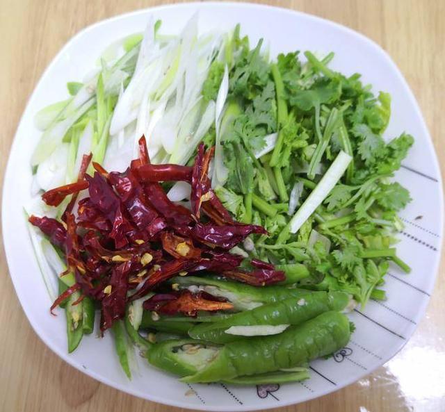 辣菜疙瘩各种吃法，辣菜疙瘩的吃法（咸菜疙瘩相伴的幸福时光）