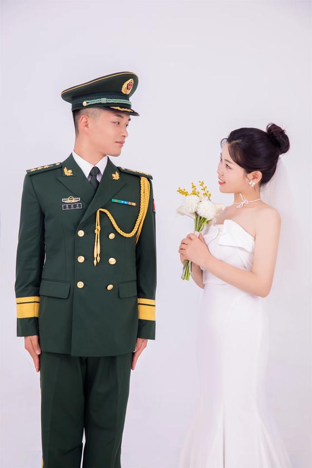 敬礼是左手还是右手，敬军礼是左手还是右手（军嫂，来听听军人的七夕告白）