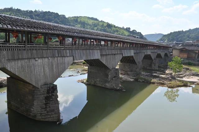 三个火下面一个木是什么字，三个火下面一个木是个什么字（建筑历史学者刘妍）