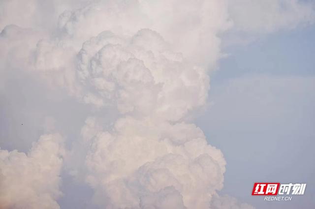 几张好看的天空带字图，好看的图片星空带字（你有没有参加“朋友圈晒云朵大赛”）