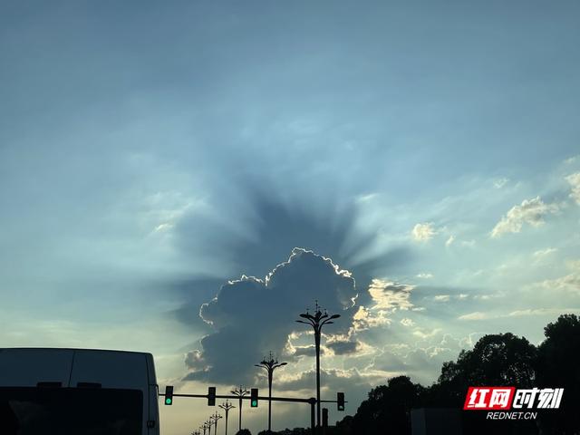 几张好看的天空带字图，好看的图片星空带字（你有没有参加“朋友圈晒云朵大赛”）