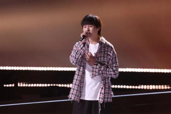 中国好声音最新一期，那英说对不起周深是哪一期（《2022中国好声音》首播开唱引热议）