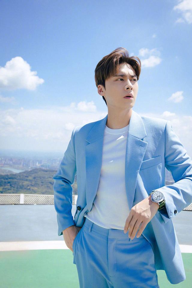 李易峰高清图片，李易峰高清图片可爱（李易峰身穿蓝色西装发布天台大片）