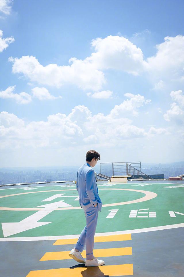 李易峰高清图片，李易峰高清图片可爱（李易峰身穿蓝色西装发布天台大片）