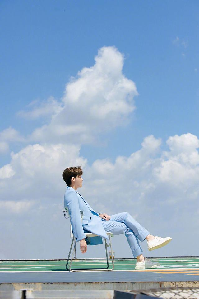 李易峰高清图片，李易峰高清图片可爱（李易峰身穿蓝色西装发布天台大片）