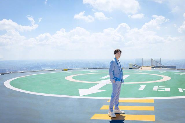 李易峰高清图片，李易峰高清图片可爱（李易峰身穿蓝色西装发布天台大片）