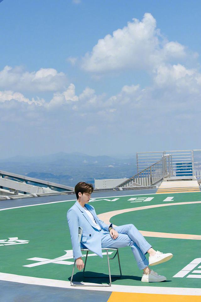 李易峰高清图片，李易峰高清图片可爱（李易峰身穿蓝色西装发布天台大片）