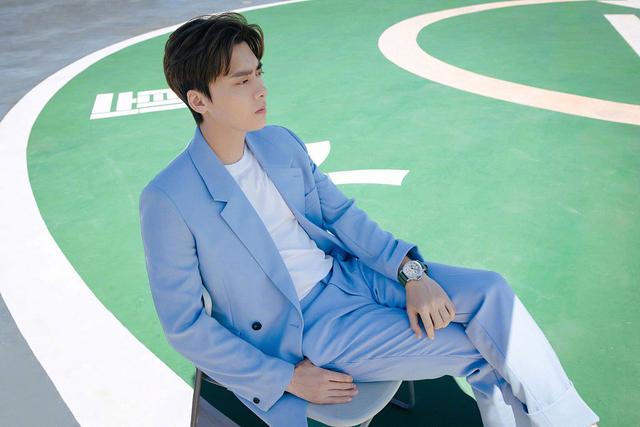 李易峰高清图片，李易峰高清图片可爱（李易峰身穿蓝色西装发布天台大片）