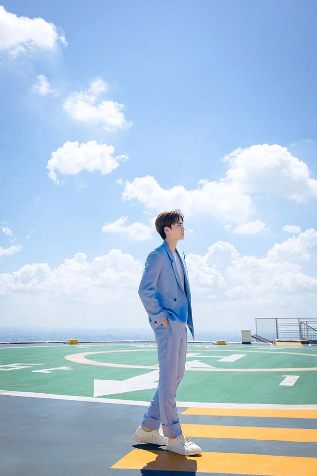 李易峰高清图片，李易峰高清图片可爱（李易峰身穿蓝色西装发布天台大片）