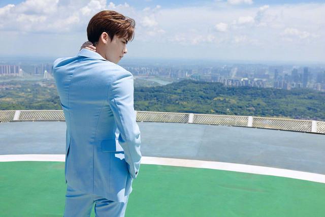 李易峰高清图片，李易峰高清图片可爱（李易峰身穿蓝色西装发布天台大片）