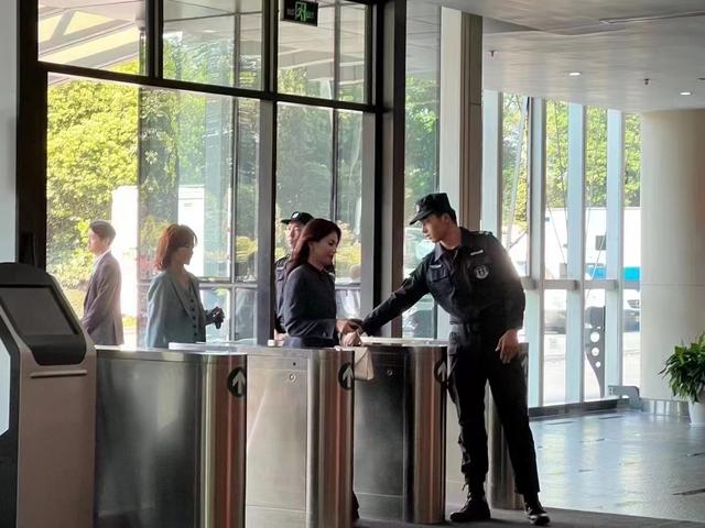 今年从演员跨界到主播的刘涛，刘涛化身“女主播”来川台上班了