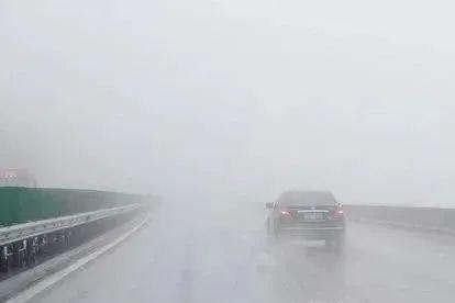 科目二考试下雨的好处，下雨天能练车科目二吗（雨天行车如何正确使用车灯）