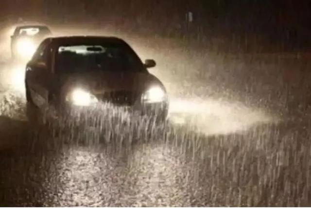 科目二考试下雨的好处，下雨天能练车科目二吗（雨天行车如何正确使用车灯）