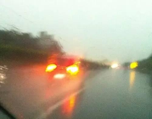 科目二考试下雨的好处，下雨天能练车科目二吗（雨天行车如何正确使用车灯）