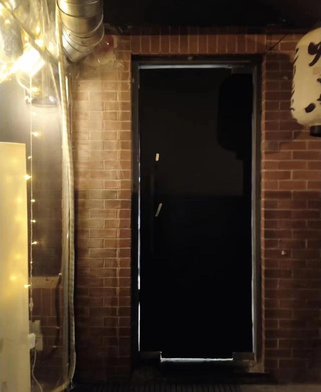 离我最近的玻璃店，装修过程中离不开玻璃胶（长宁一日式串烧店距离居民楼不足10米）