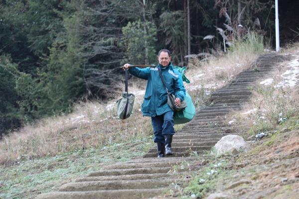 行走的50万什么意思，1450和50万是什么意思（35年如一日行走在大山深处的“希望信使”）