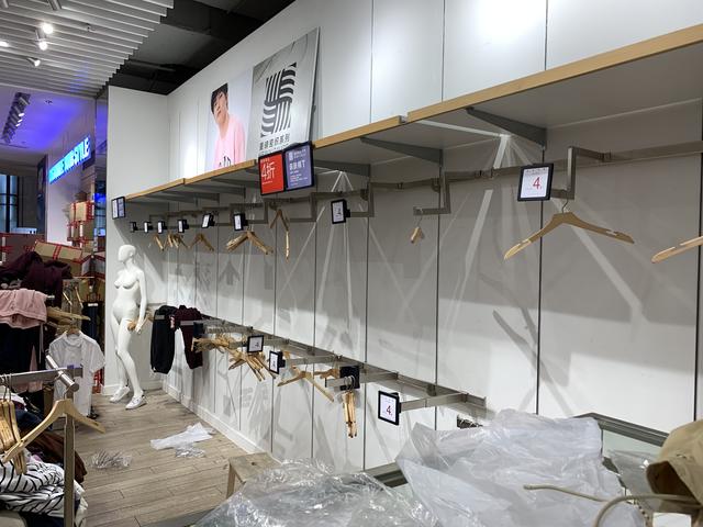 h标志是什么牌子鞋子品牌，有h标志的鞋是什么牌子的鞋（Gap多地闭店清仓）