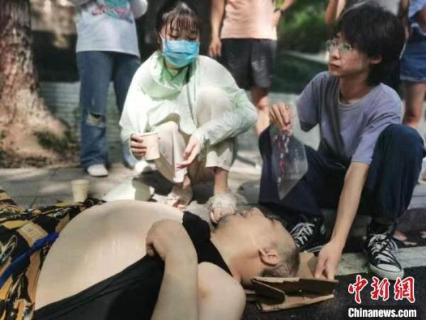 日在校园第几集几分开始开的车，缘之空是什么时候开的车（南华大学学生在实习路上顺便救了个人）
