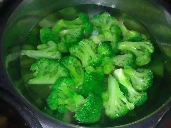 煮菠菜要焯水吗，煮菠菜要焯水吗怎么做（这四种蔬菜吃前一定要焯水）