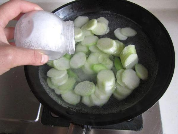 煮菠菜要焯水吗，煮菠菜要焯水吗怎么做（这四种蔬菜吃前一定要焯水）