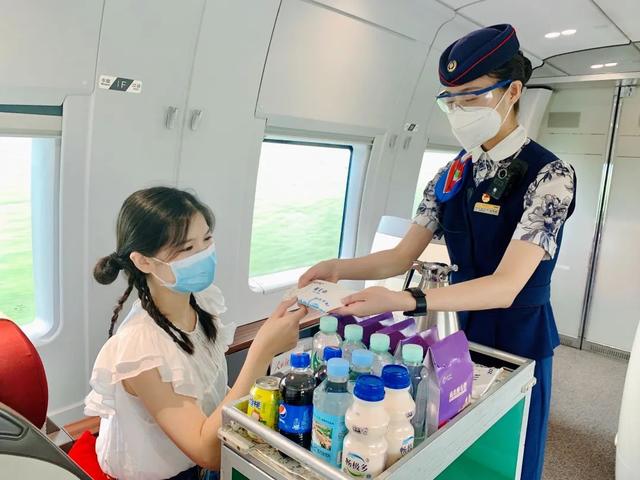 高铁商务座有什么待遇，高铁商务座有什么待遇候车室在哪（乘坐高铁列车商务舱是什么体验）