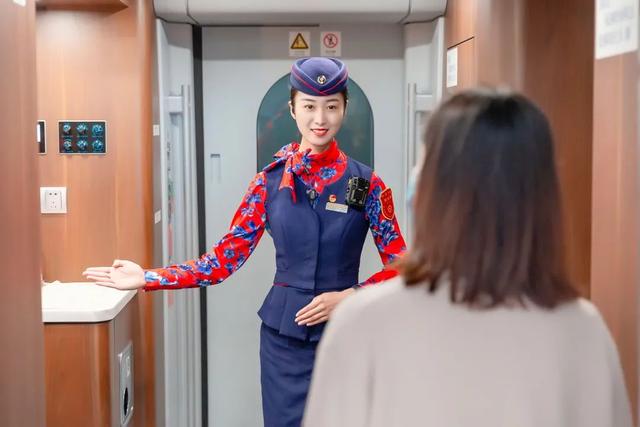 高铁商务座有什么待遇，高铁商务座有什么待遇候车室在哪（乘坐高铁列车商务舱是什么体验）