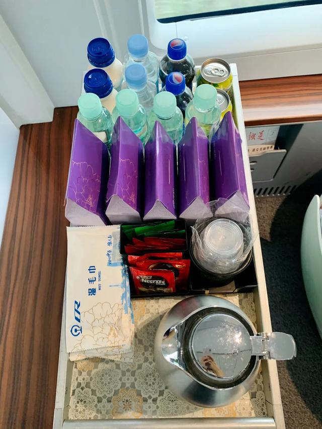 高铁商务座有什么待遇，高铁商务座有什么待遇候车室在哪（乘坐高铁列车商务舱是什么体验）