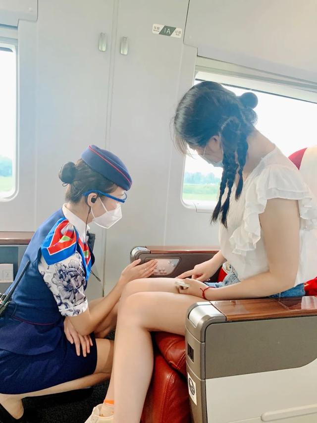 高铁商务座有什么待遇，高铁商务座有什么待遇候车室在哪（乘坐高铁列车商务舱是什么体验）