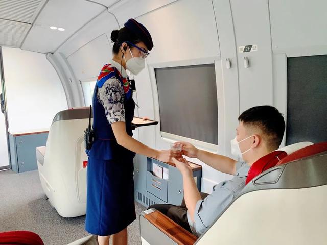 高铁商务座有什么待遇，高铁商务座有什么待遇候车室在哪（乘坐高铁列车商务舱是什么体验）