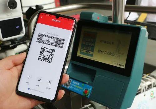 广州公交怎么扫码乘车，广州公交怎么扫码乘车视频（广州10条公交线路率先试点）
