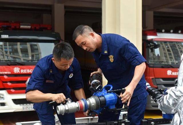 梦到失火并成功救火了，梦见着火救火预示什么（三十载水火淬炼特勤尖兵）