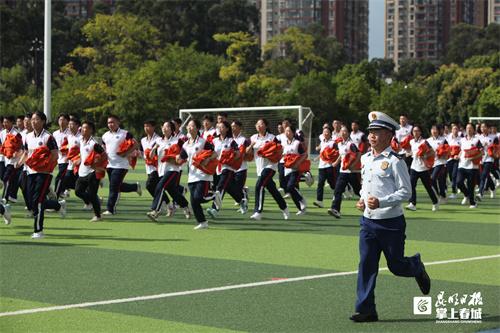 匍匐拳16动是什么意思，匍匐拳16动名称（昆十中新学期年级活动各具特色）