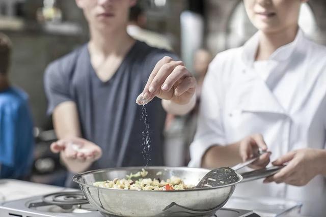 菜咸了怎么补救，咸菜太咸怎样快速变淡（这5个烹饪技巧让家人吃出健康）