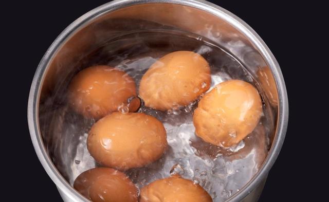 冷水煮鸡蛋要多长时间，电饭煲冷水煮鸡蛋要多长时间（煮鸡蛋：冷水、热水下锅都不对）