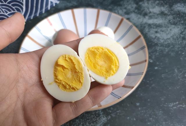 冷水煮鸡蛋要多长时间，电饭煲冷水煮鸡蛋要多长时间（煮鸡蛋：冷水、热水下锅都不对）