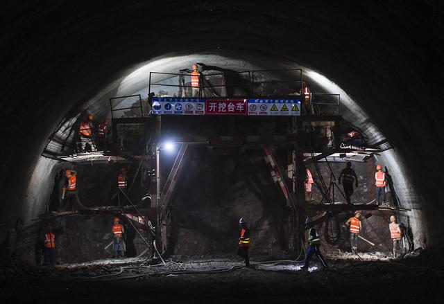 新建重庆至黔江铁路建设加速推进，<新华全媒+>新建重庆至黔江铁路建设加速推进