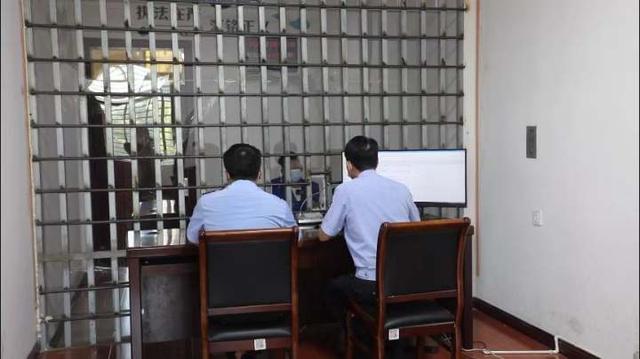 察看，派出所门口深夜传来“一长两短”喇叭声（察看英语短语怎么说）