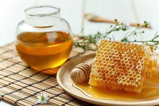 什么蜂蜜适合什么样的人群，蜂蜜的适用人群（哪些人不适合蜂蜜）