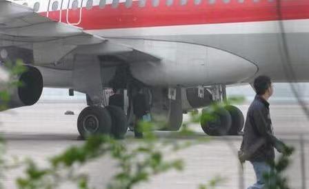 网络上惊现的踩兔女是谁，踩兔女性工作者（男子18年前扒飞机万米高空飞1.5小时生还）