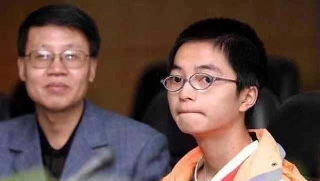 网络上惊现的踩兔女是谁，踩兔女性工作者（男子18年前扒飞机万米高空飞1.5小时生还）