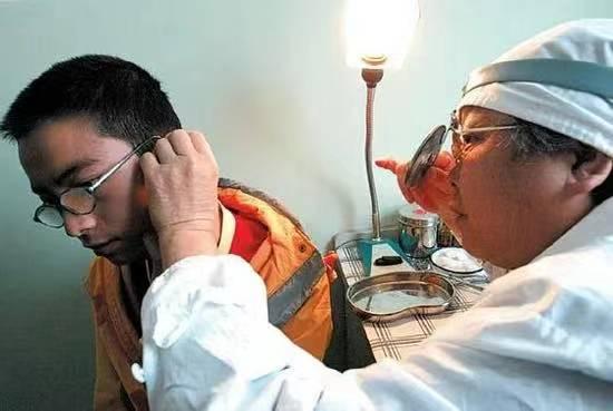 网络上惊现的踩兔女是谁，踩兔女性工作者（男子18年前扒飞机万米高空飞1.5小时生还）