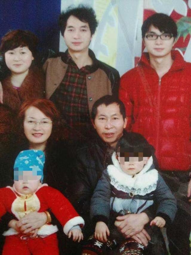 网络上惊现的踩兔女是谁，踩兔女性工作者（男子18年前扒飞机万米高空飞1.5小时生还）