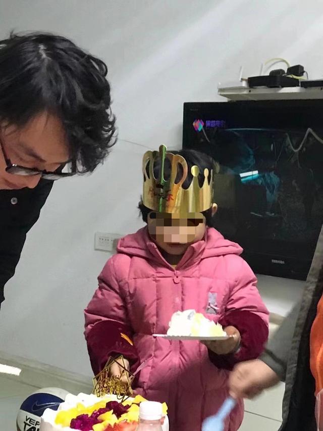 网络上惊现的踩兔女是谁，踩兔女性工作者（男子18年前扒飞机万米高空飞1.5小时生还）