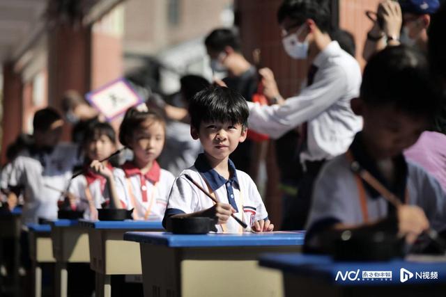 开笔礼人字一撇一捺的含义，开笔礼写什么字（西关培正小学新生开笔启蒙）