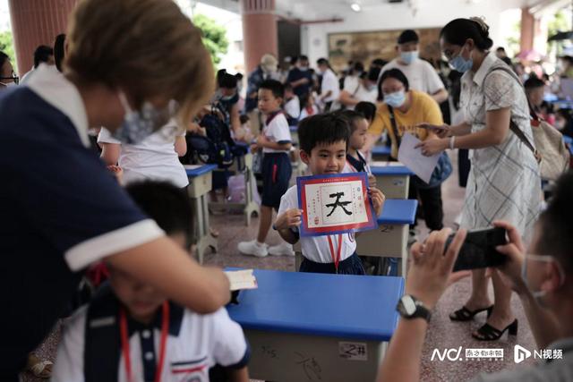 开笔礼人字一撇一捺的含义，开笔礼写什么字（西关培正小学新生开笔启蒙）