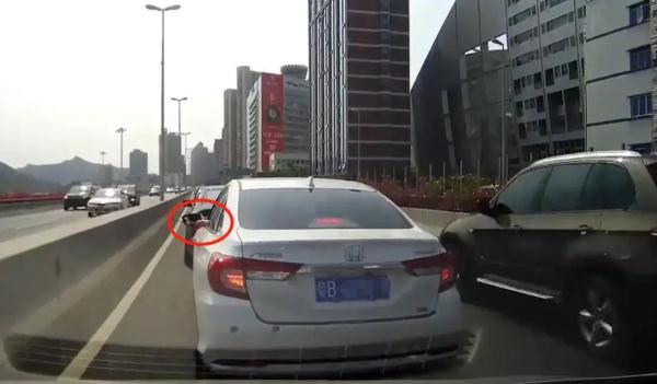 开车抽烟扣分吗，开车抽烟扣分吗（开车时挖鼻孔，也要被扣分罚款）